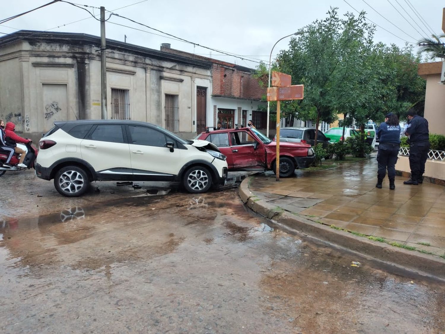 Chocaron dos autos y uno de ellos, cuyo conductor estaba alcoholizado, quedó sobre la vereda