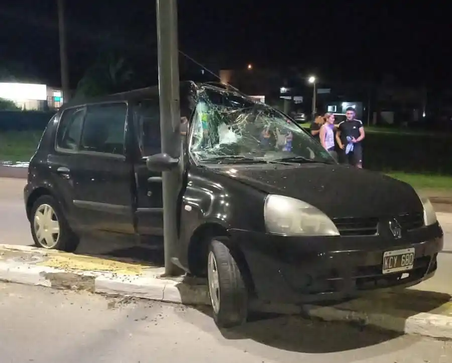 EL Clío terminó contra una columna de alumbrado público.