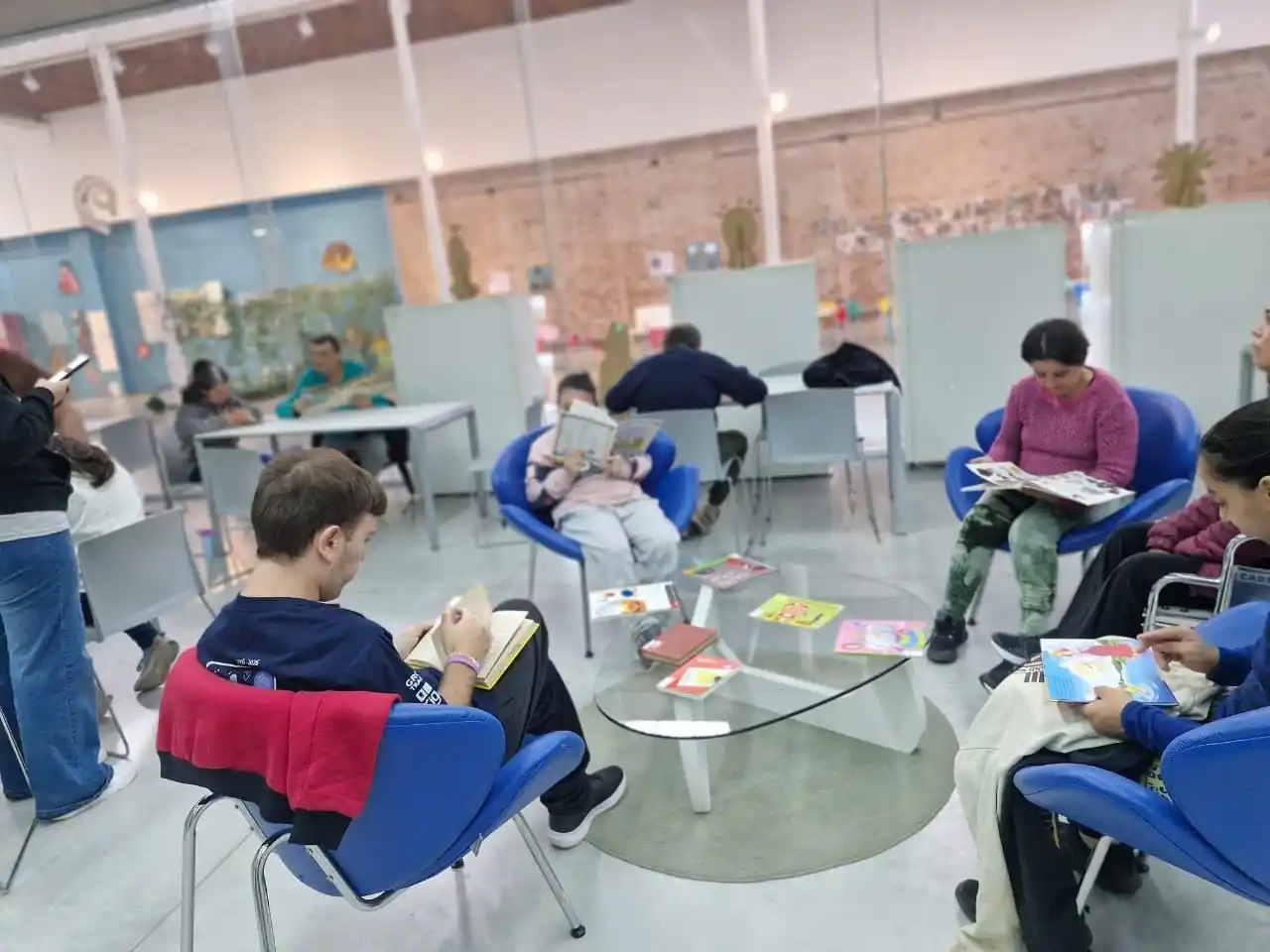 La institución funciona en el Complejo Cultural del Viejo Mercado y ofrece un amplio catálogo de libros, sala de lectura. La cuota societaria mensual es de $2.000