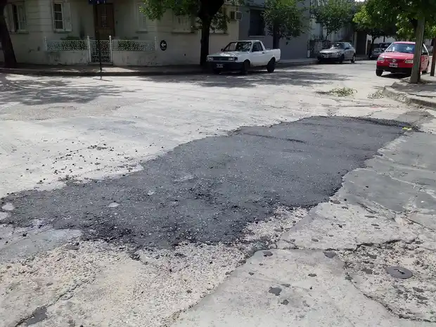 Mantenimiento: Realizan  bacheo de distintas calles de la ciudad