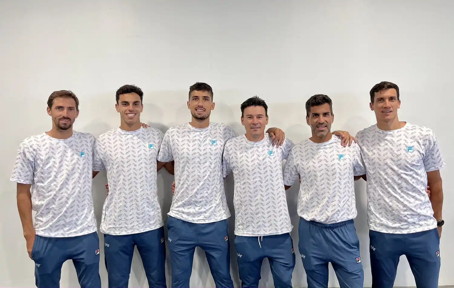 La formación argentina para enfrentar a Finlandia. Molteni, Cerúndolo, Cachín, el capitán Coria, “Machi” González y Bagnis.