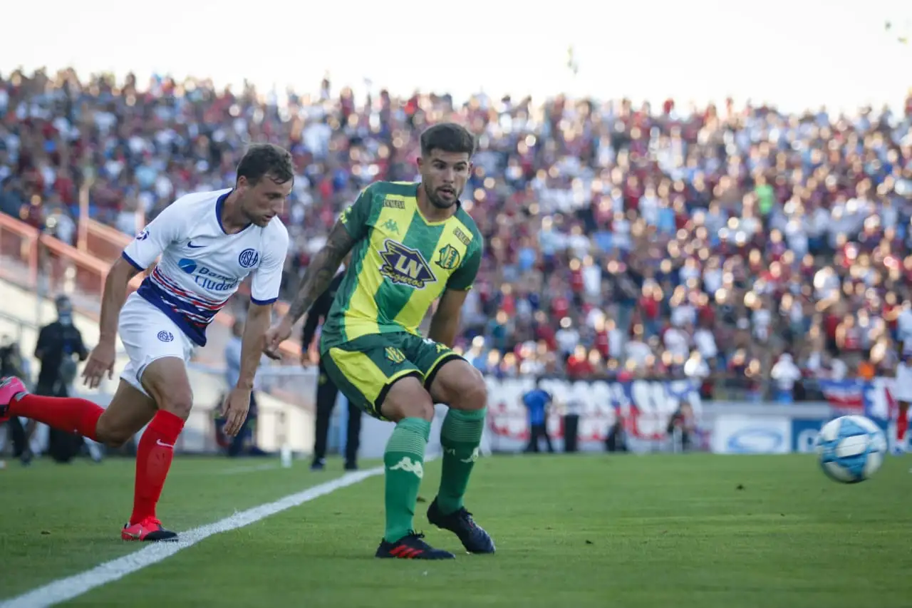 Federico Gino en la disputa del balón (Foto: Prensa Aldosivi)