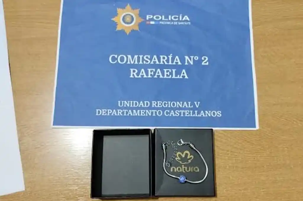 Atrapó a un ladrón en la puerta de su casa: se estaba llevando una Play 4, un reloj y una pulsera