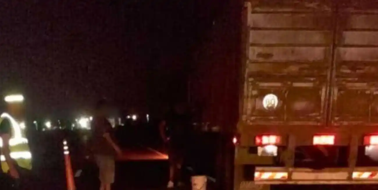 El camión, al costado del camino, luego del hallazgo, con presencia policial. Crédito: FM Eclipse 100.3