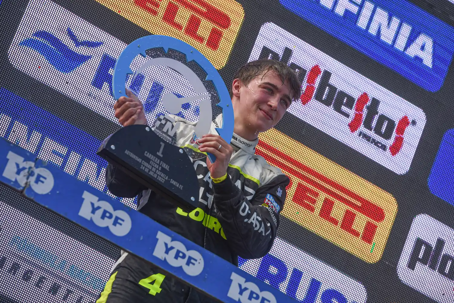 Tiago Pernía, en lo más alto del podio. (Foto web Fórmula Nacional).