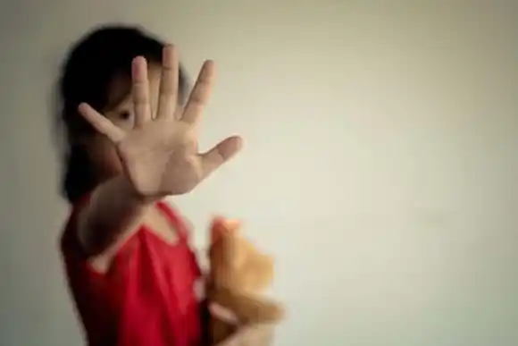 Aberrante: denunció a dos trabajadoras sexuales por publicar fotos de su hija menor en una web para adultos