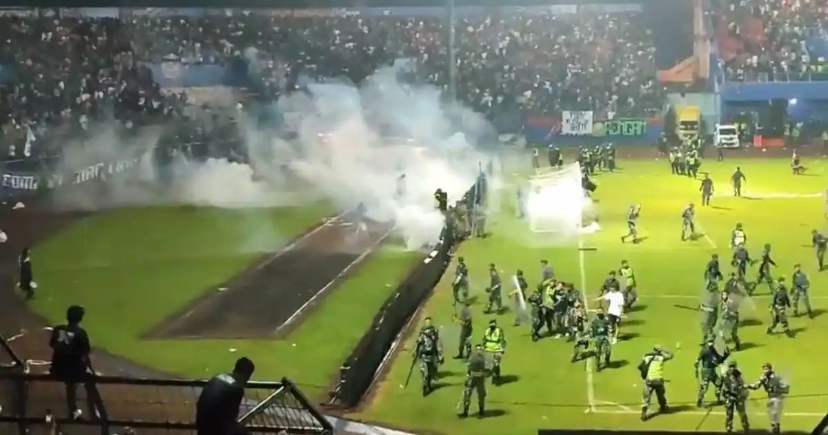 Tragedia en Indonesia: más de 120 muertos tras graves disturbios en un partido de fútbol