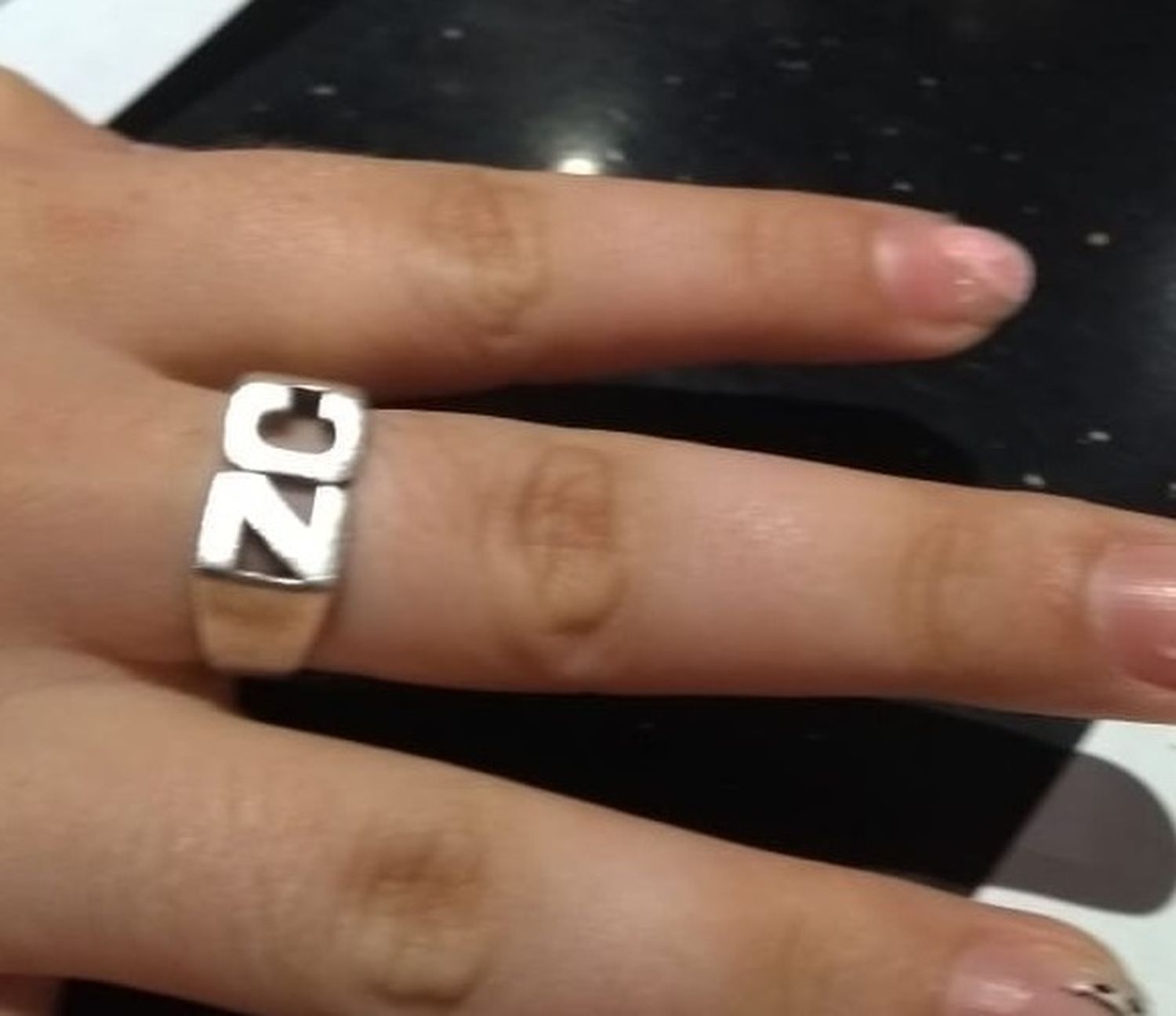 Buscan anillo de 15 perdido