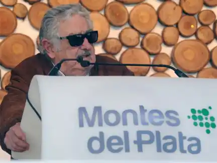 Mujica habló de ecología al inaugurar otra planta pastera en Uruguay