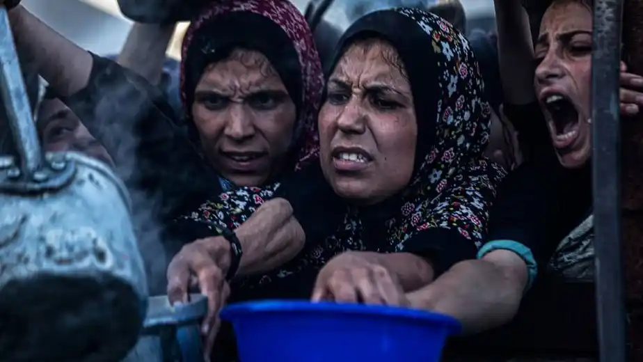 Las mujeres de Gaza buscan desesperadamente comida.