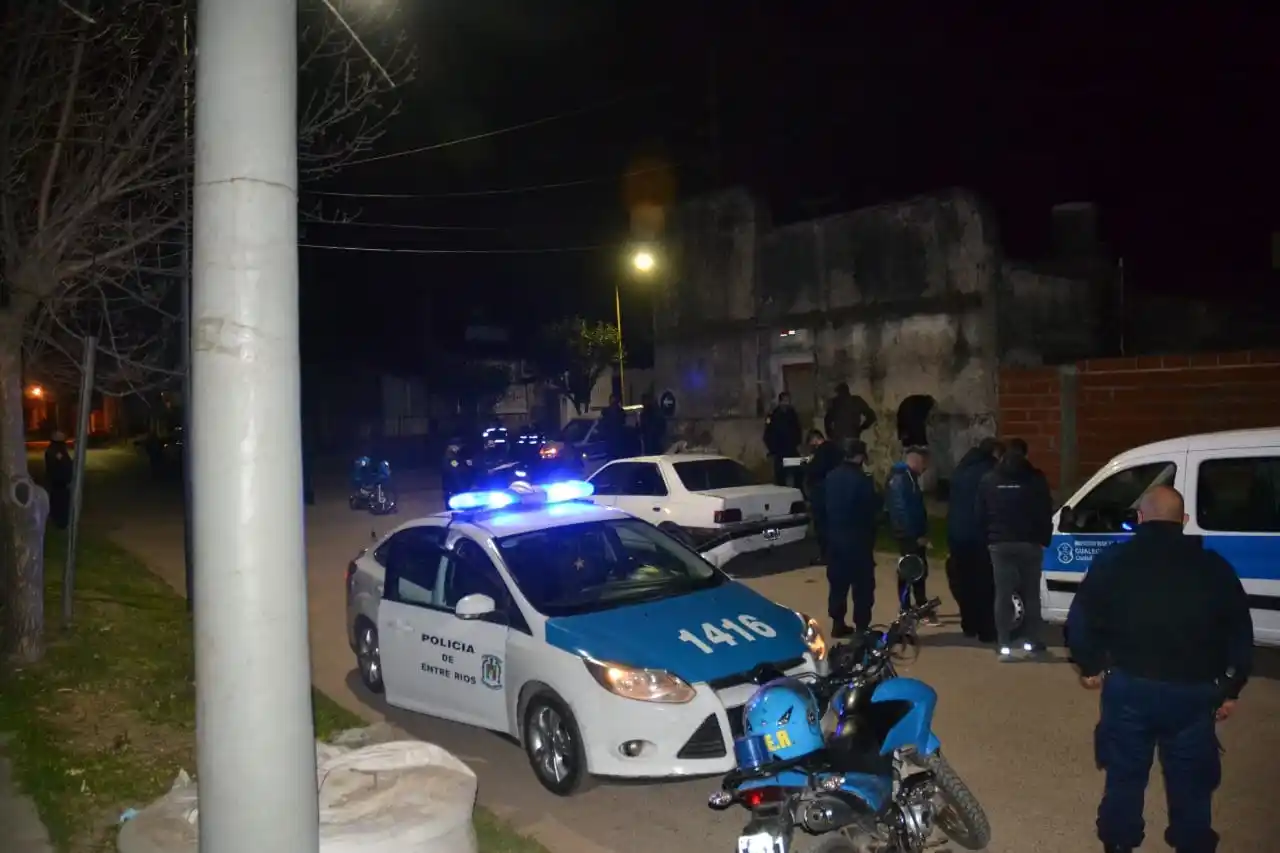 Evadieron un control policial, chocaron con la grúa y fueron detenidos