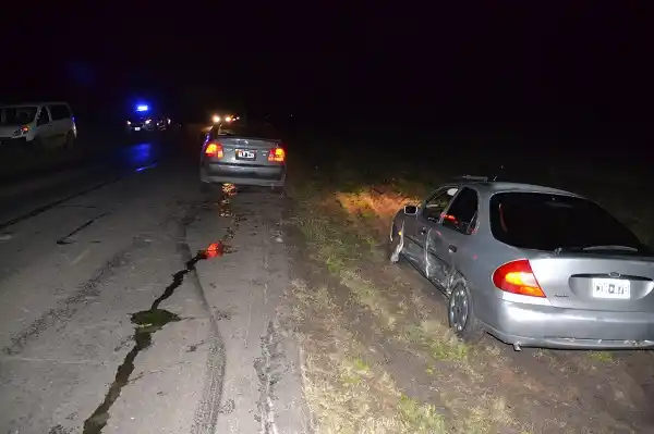 Pararon en la banquina y un auto los chocó: una mujer resultó golpeada