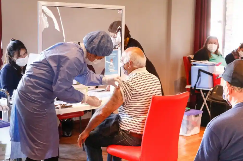 Aclaran que quienes tuvieron Covid deben esperar 90 días para aplicarse el refuerzo de la vacuna