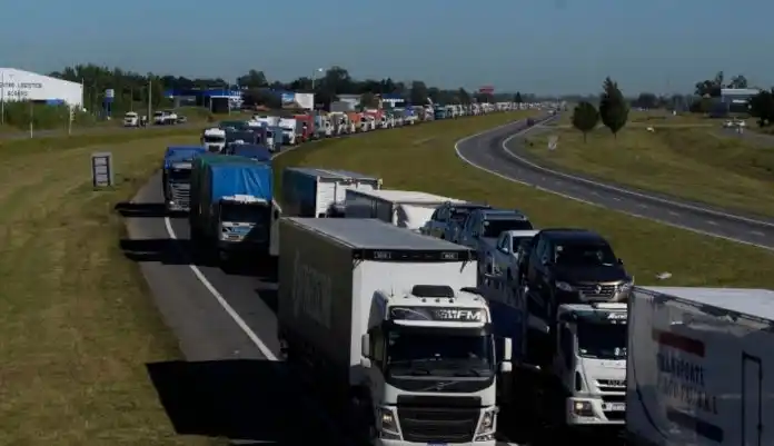 Un sector de los transportistas levantó las medidas en la provincia tras acordar con el Gobierno