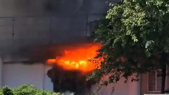 Incendio en el edificio Libertad: una ambulancia volcó camino al lugar