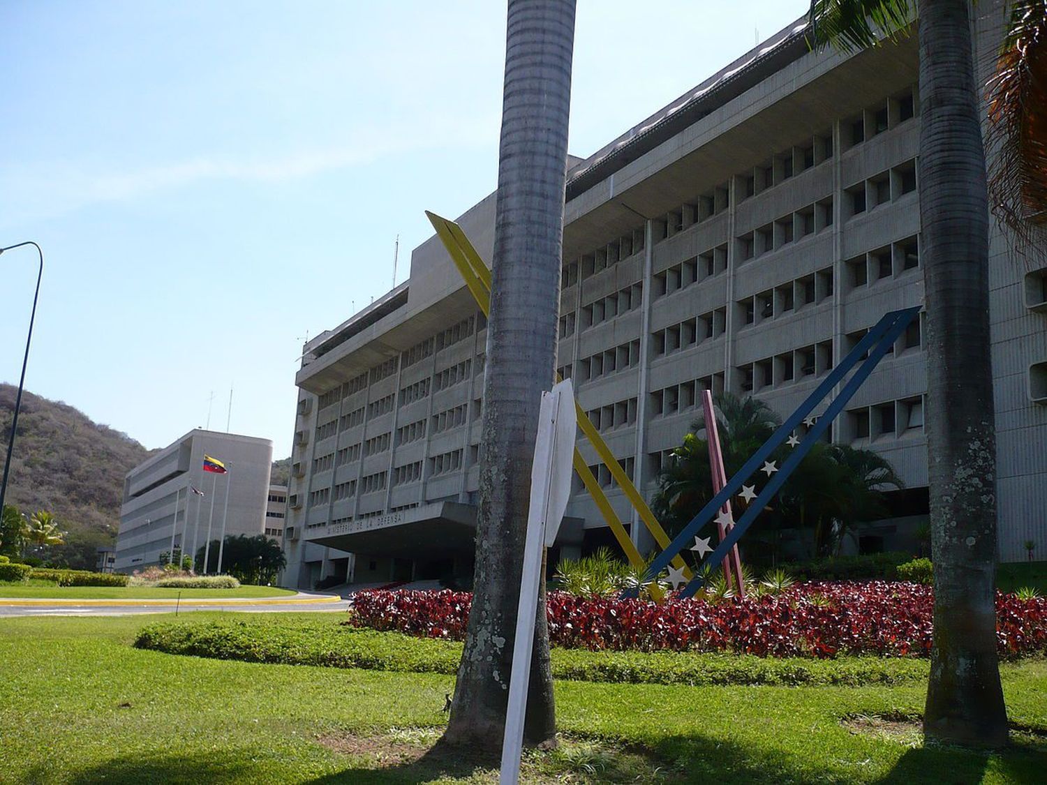 Reportan foco de contagio por COVID-19 en ministerio de la Defensa en Caracas