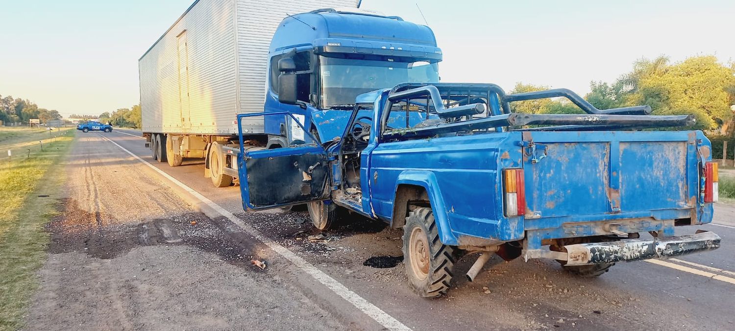 Un camión y una camioneta chocaron de frente sobre la Ruta 11