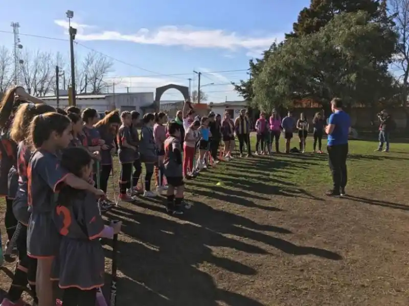 SAN CAYETANO: Delegación local en clínica de hockey en Tres Arroyos