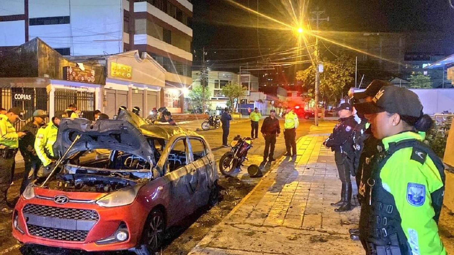 MADRUGADA VIOLENTA EN ECUADOR: estallan 2 coches bomba en Quito
