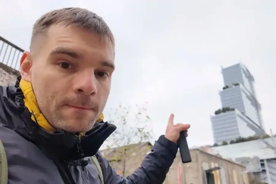 Quién es el hombre que se trepó a una torre en el barrio porteño de Retiro