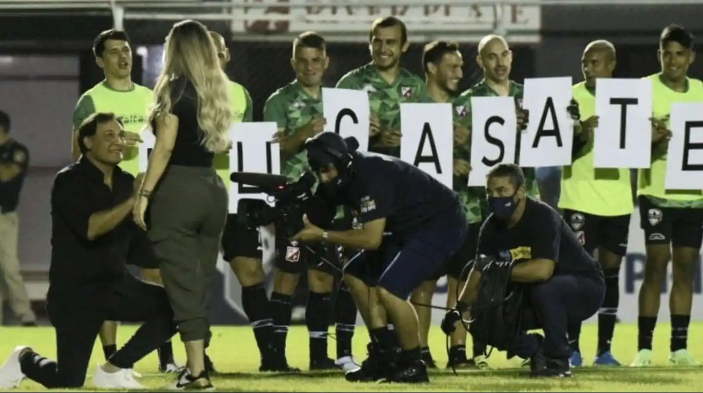 Un exfutbolista de River le pidió casamiento a su novia, pero la noche no terminó como él esperaba