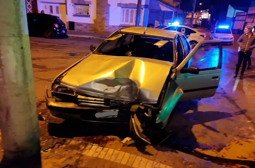 Eludió control policial y chocó contra un poste a las dos cuadras