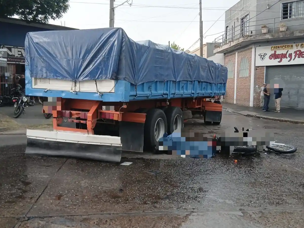 Morón: Un motociclista murió en el acto tras chocar contra un camión bajo la lluvia