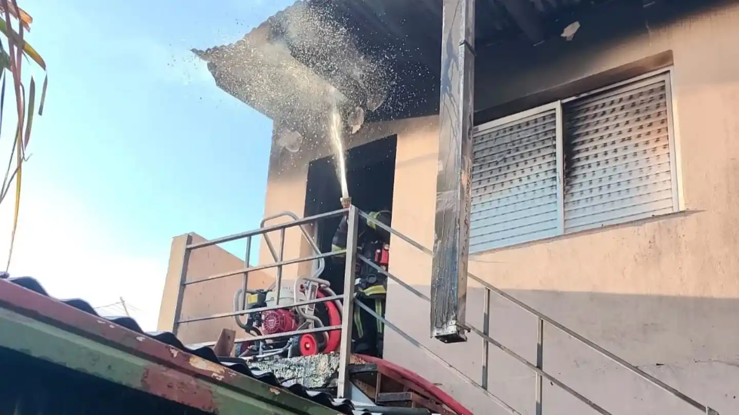 Un incendio provocó severos daños en un departamento