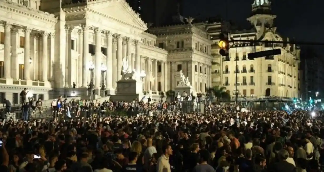 Este jueves se realizó, frente al Congreso, la segunda manifestación en rechazo al mega decreto de necesidad y urgencia anunciado por Milei.