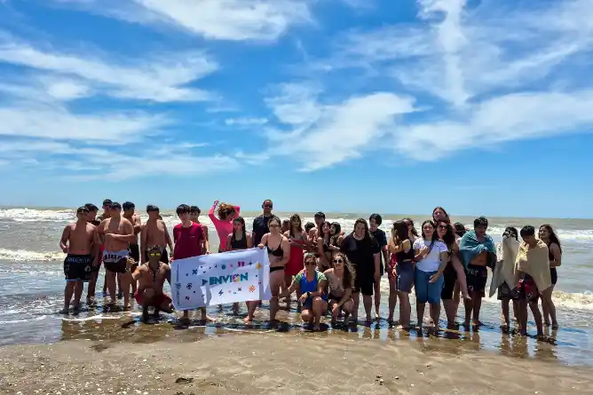 Los adolescentes y jóvenes del programa Envión disfrutaron de una hermosa jornada en la playa