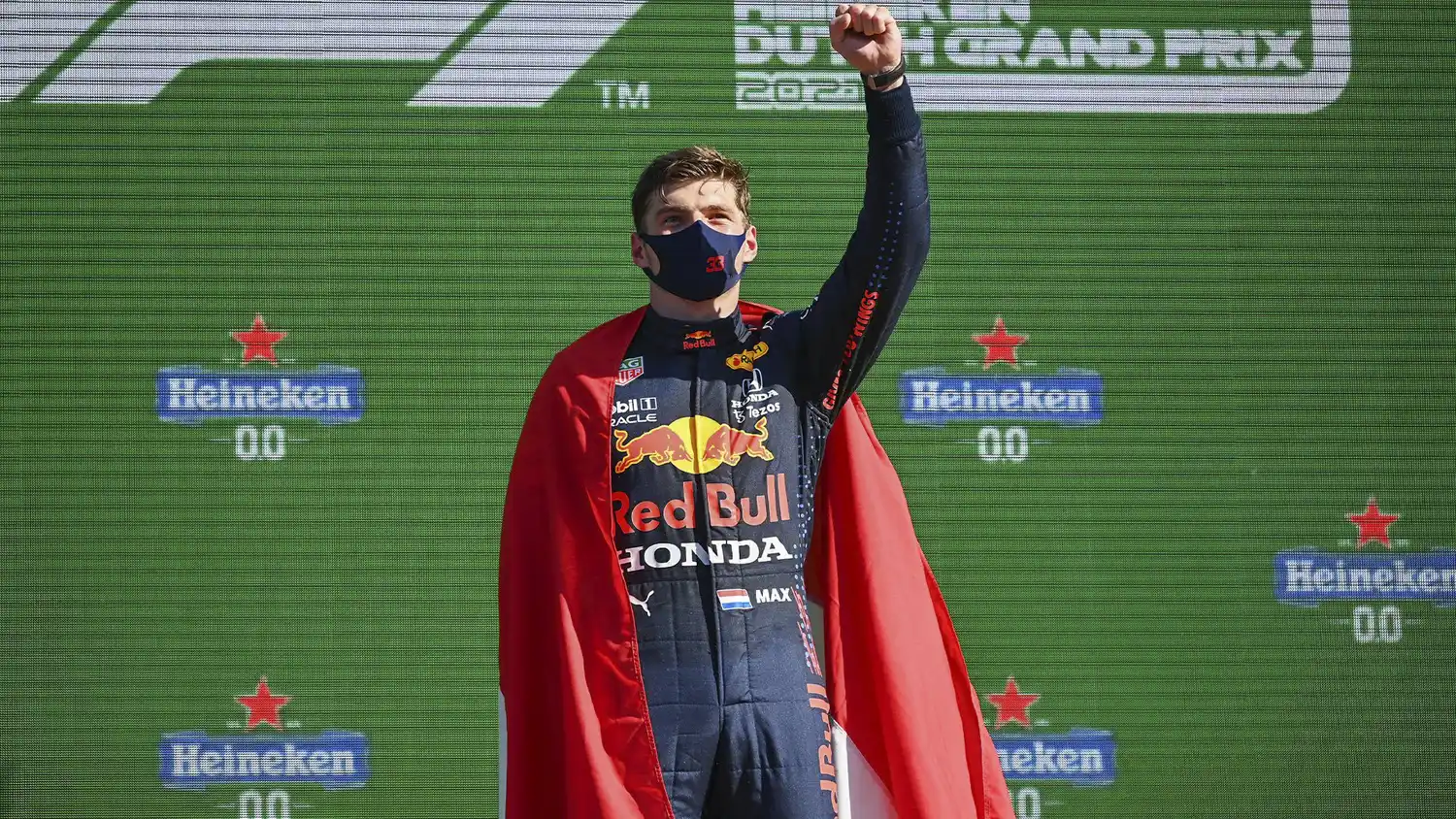 Verstappen le apunta al título.
