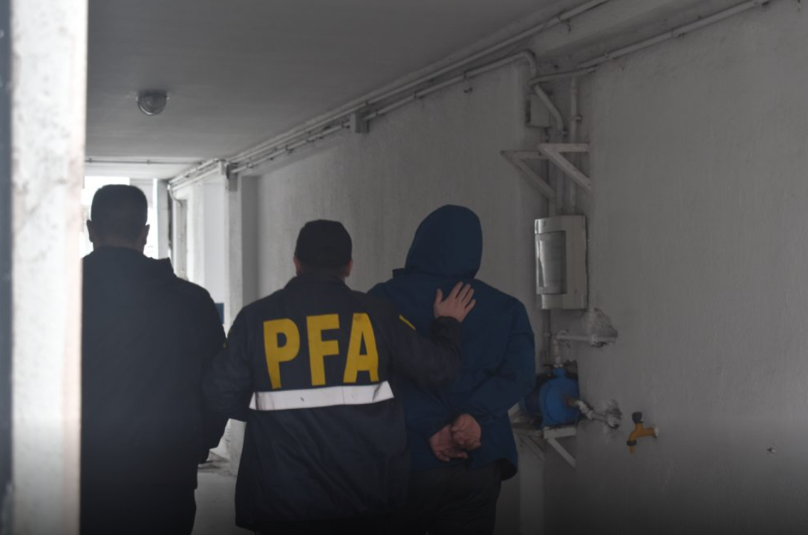 Banda de policías delincuentes: peritan los teléfonos para establecer qué robos cometieron en la zona