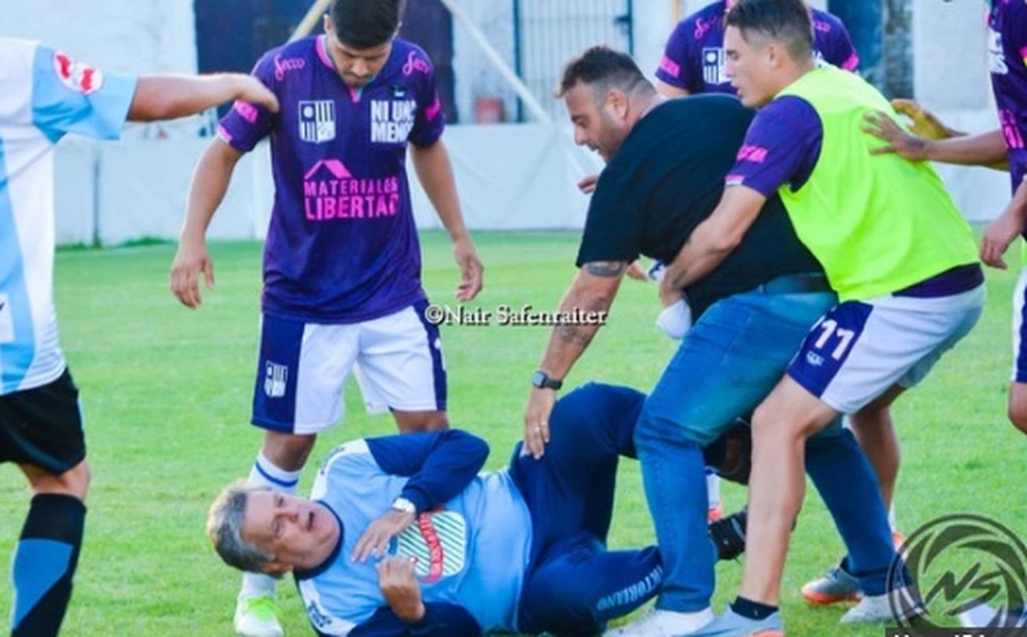 Luis Ventura fue agredido y terminó en el piso en un partido del ascenso