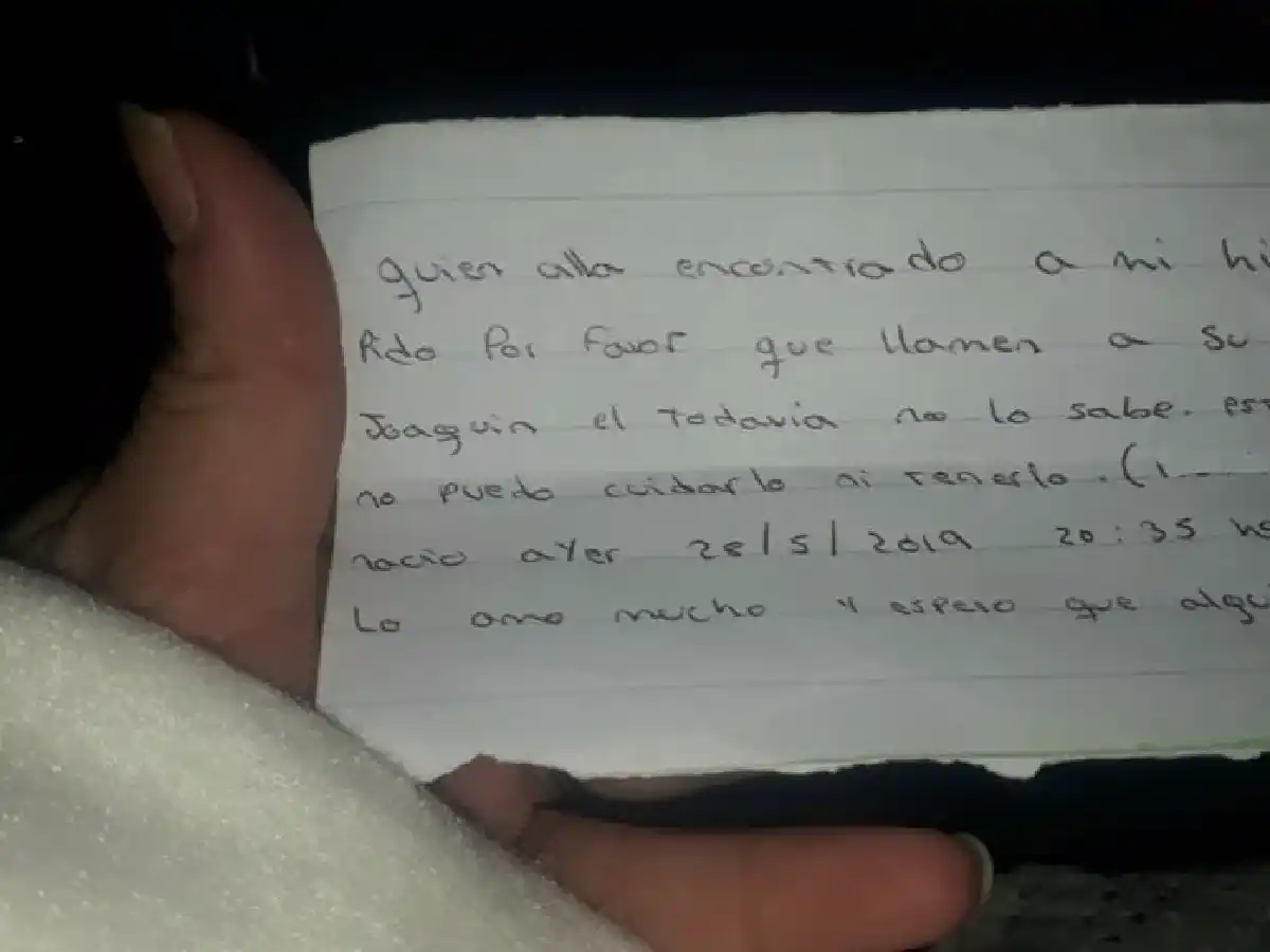Encuentran un bebé recién nacido dentro de una caja 