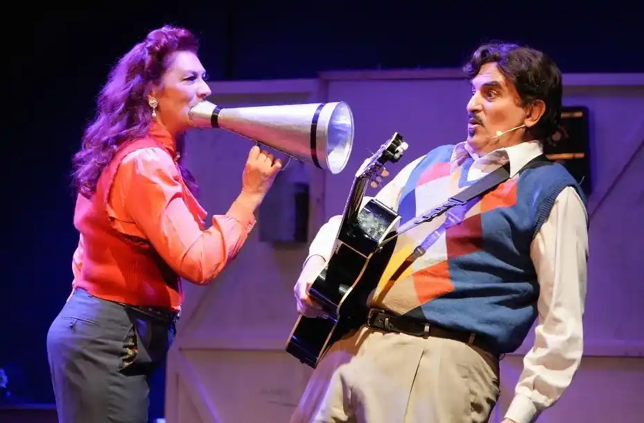 La obra está inspirada en "Mucho ruido y pocas nueces" de William Shakespeare.