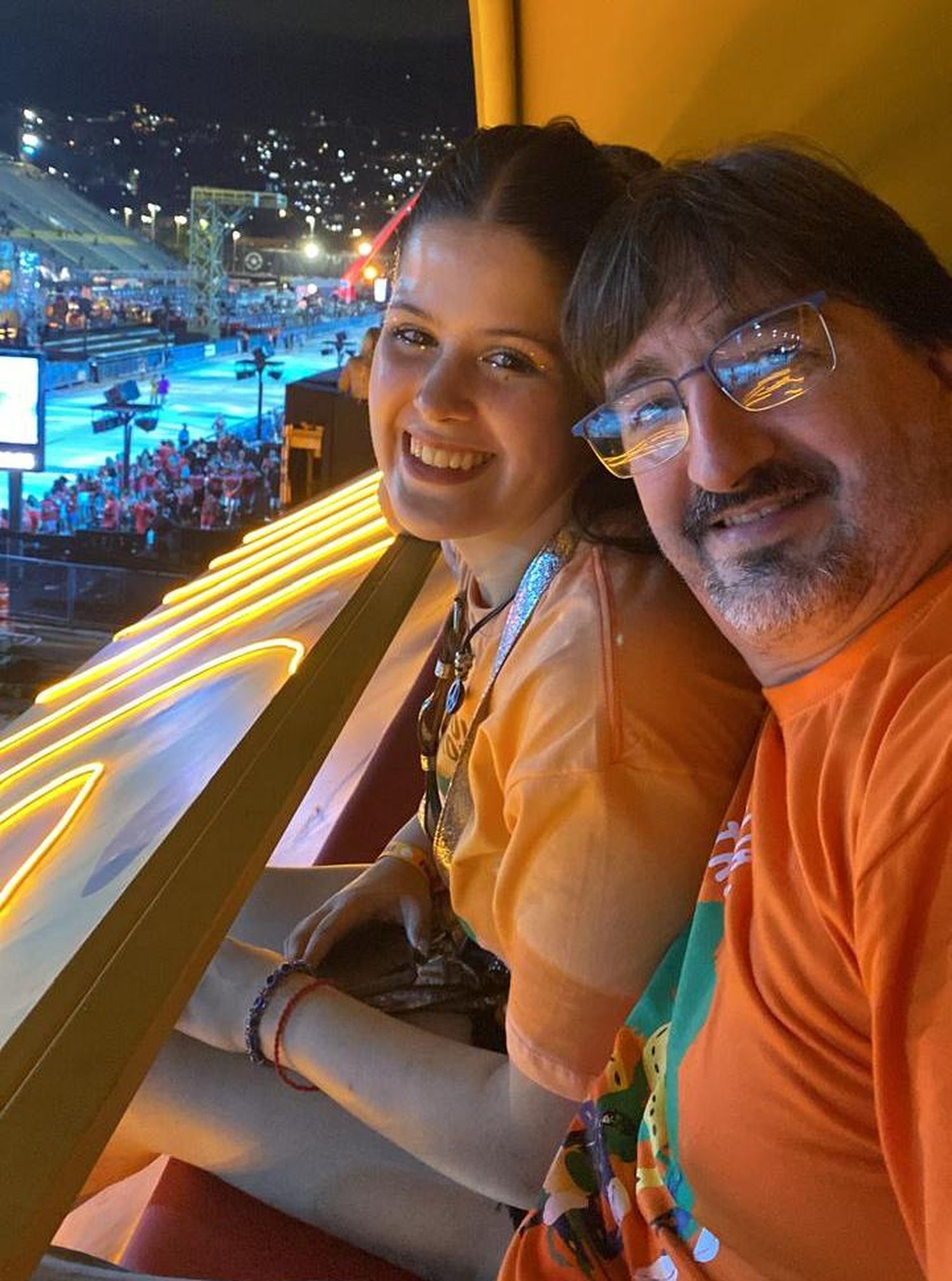 Luis junto a su sobrina Amparo en el Sambódromo Marqués de Sapucai.-