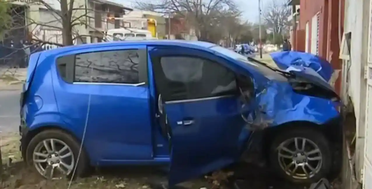 Rosario: robaron un auto, se estrellaron contra una casa y huyeron