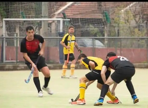 Una imagen del duelo entre Uncas e Independiente en caballeros.