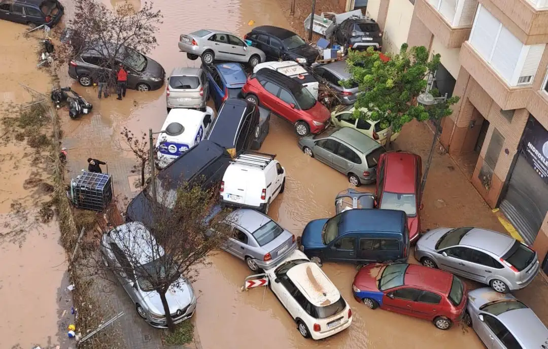 El fuerte temporal que azotó Valencia dejó múltiples daños materiales.