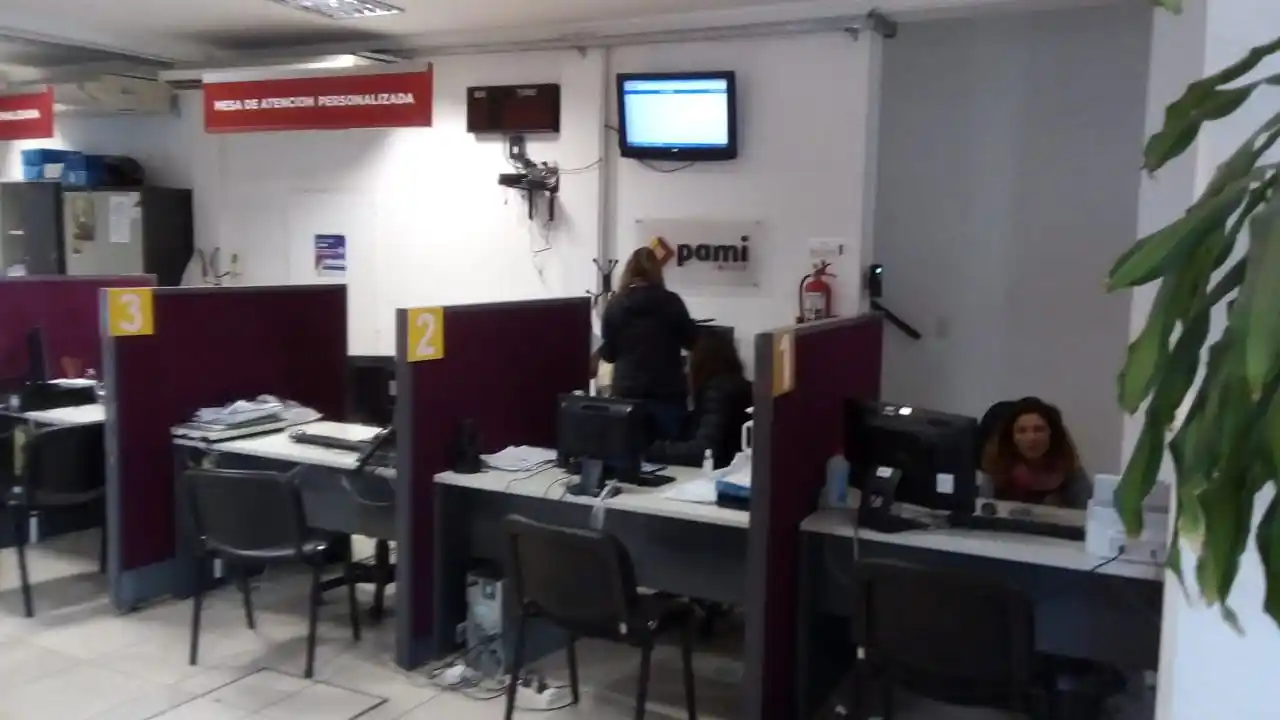 Robaron medidores de glucemia y bastones ortopédicos del Pami