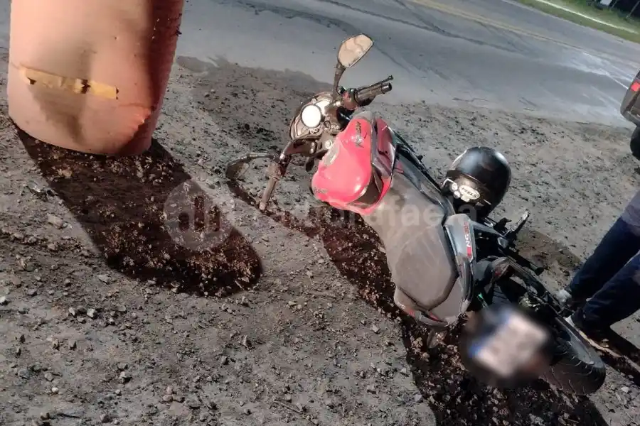 Una mujer de 39 años sufrió un grave accidente cuando iba en su moto en la localidad de Colonia Aldao