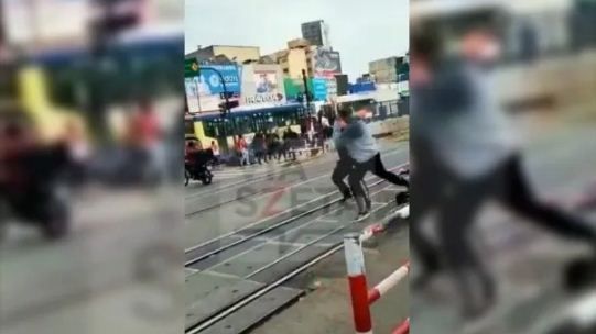 Dos hombres se pelearon a martillazos en plena calle