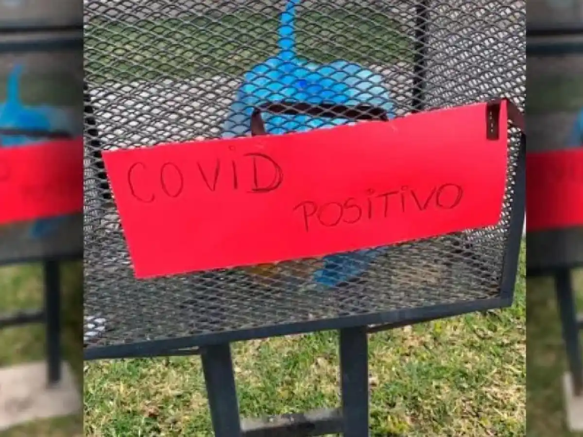 La esposa de un enfermo de coronavirus puso un cartel para advertir a los recolectores