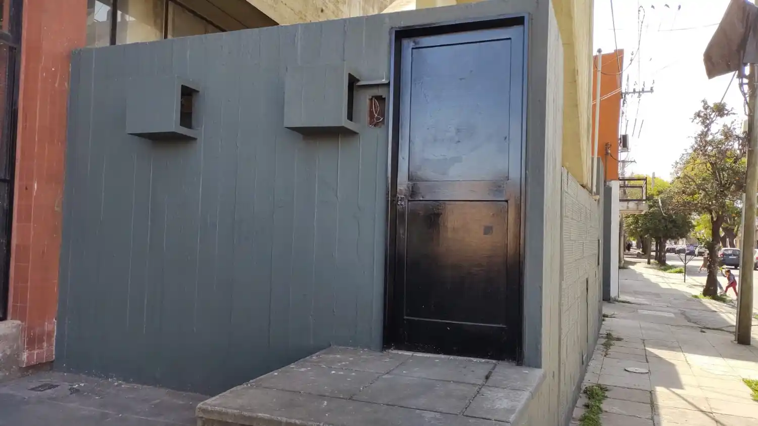 Cultura volvió a pintar paredes y puertas que aparecieron con graffitis