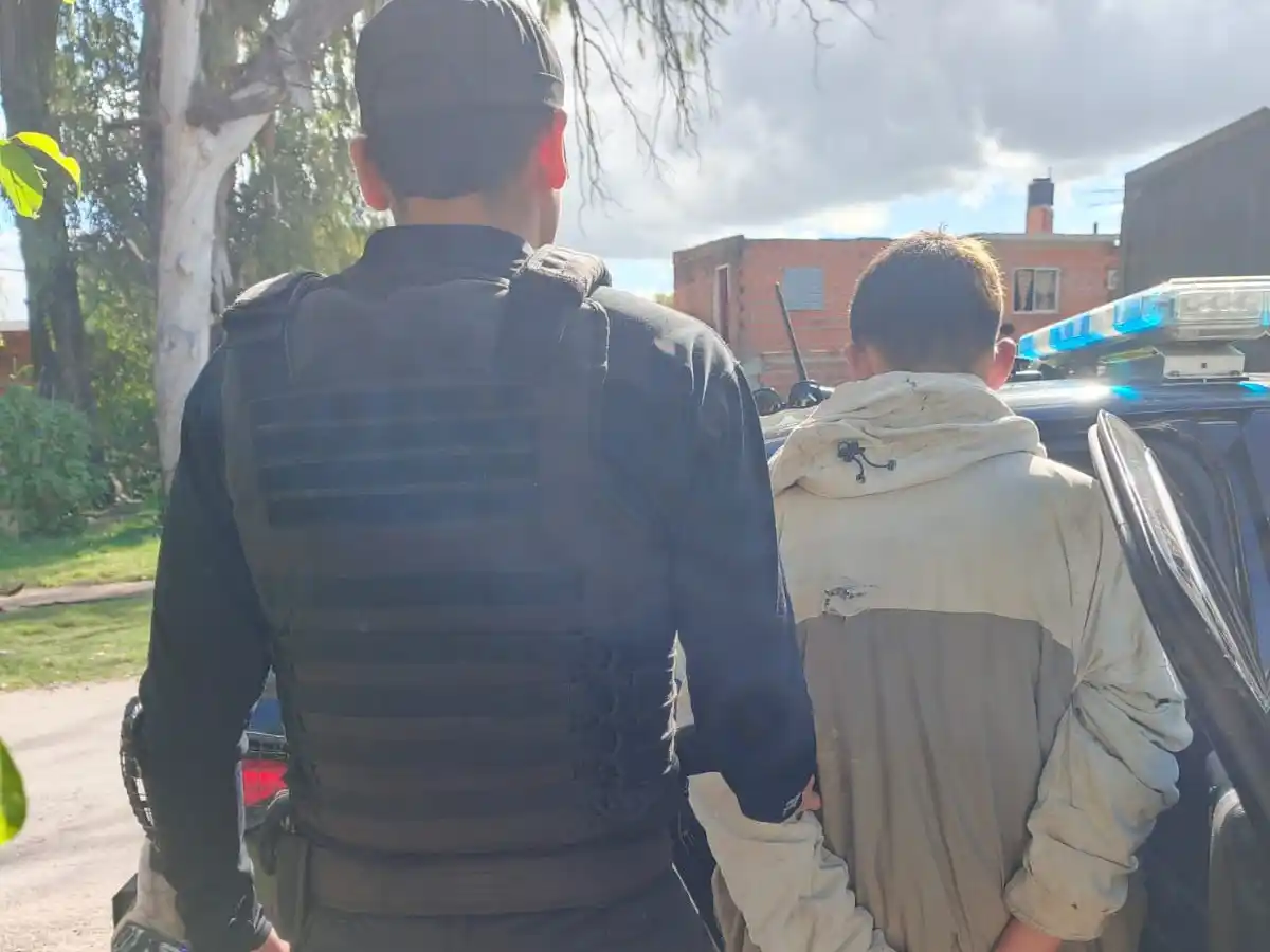 Un adolescente de 16 años fue detenido en la zona oeste por amenazar a una mujer con un arma