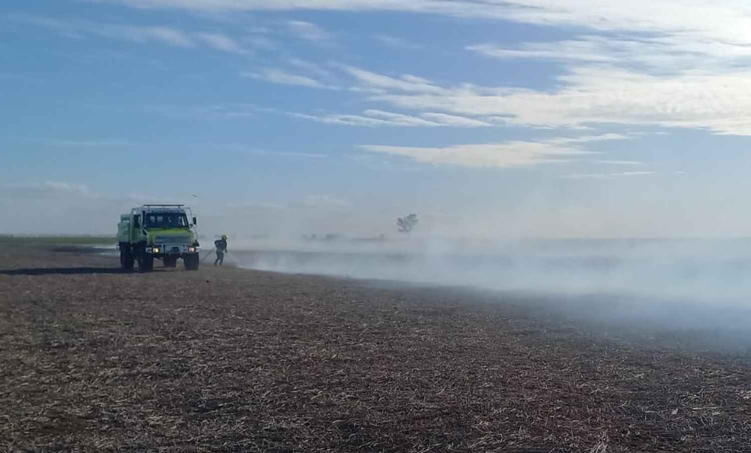 Incendio de rastrojo de soja en ruta 33, de este miércoles a la tarde. Crédito: Bomberos de Venado Tuerto.