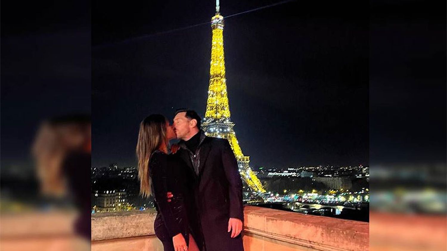 Antonela Roccuzzo y Lionel Messi en la Torre Eiffel