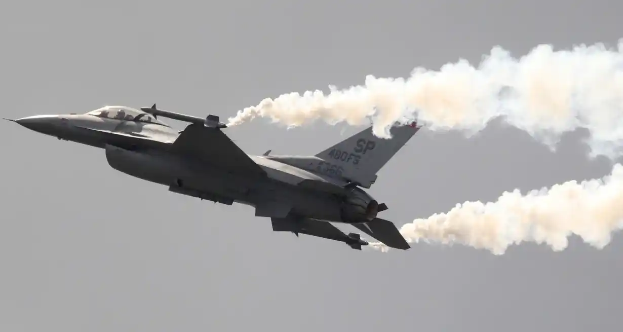 Estados Unidos utilizó cazas F-16 para el ataque. Crédito: Gonzalo Fuentes/Reuters