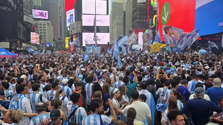 El multitudinario banderazo de los hinchas argentinos en Times Square antes de la final del Mundial