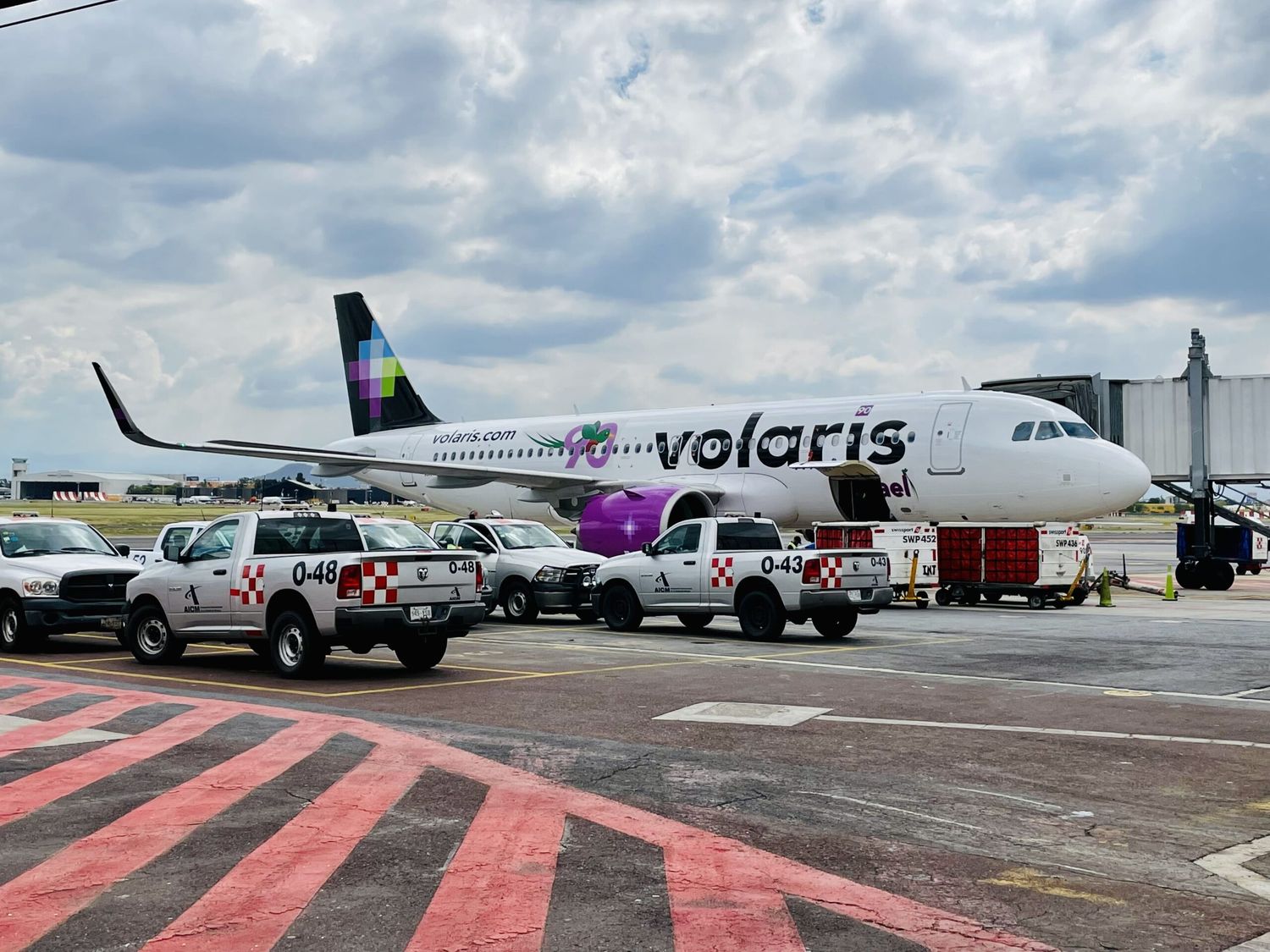 Volaris sumará 10 destinos desde el AIFA y reducirá un 20% sus vuelos en el AICM